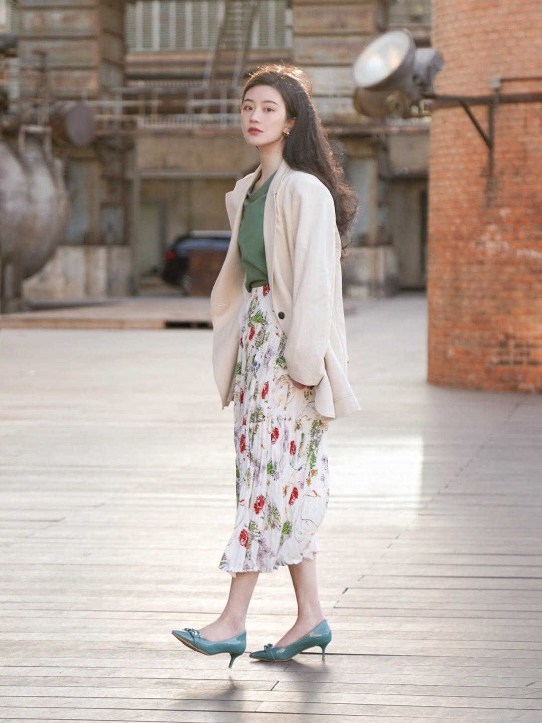 半身裙|西服不只是职业装,内搭T恤+印花半身裙,休闲又时髦,超好看