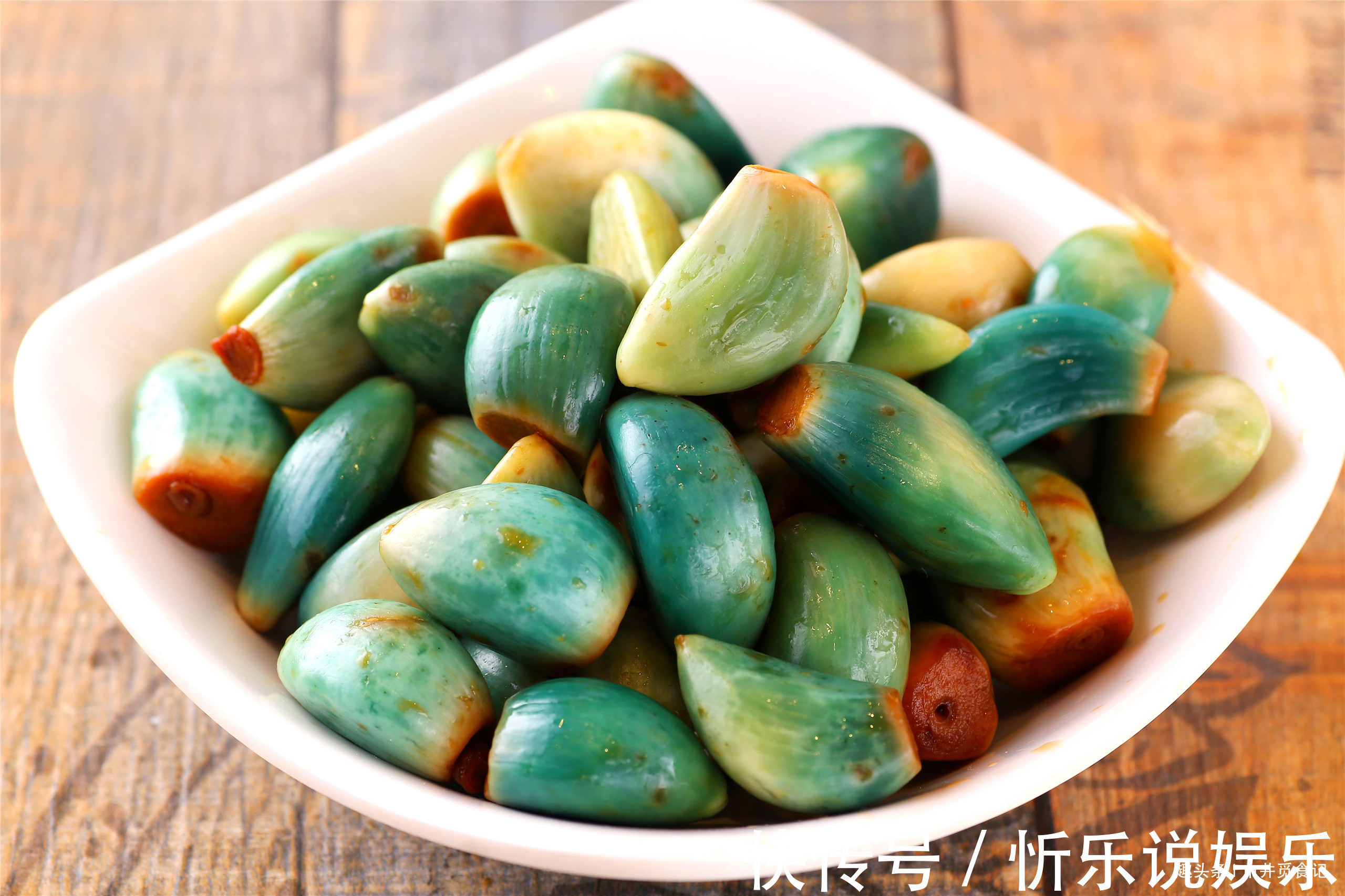 大厨|腊八蒜不绿不脆,大厨你用的醋和蒜都不对,就差这3个窍门!