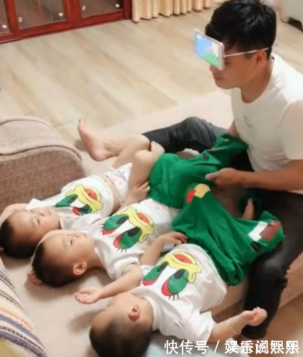 带娃|爸爸给三胞胎儿子穿裤子,爸爸的方法太逗了,网友大呼带娃界高手