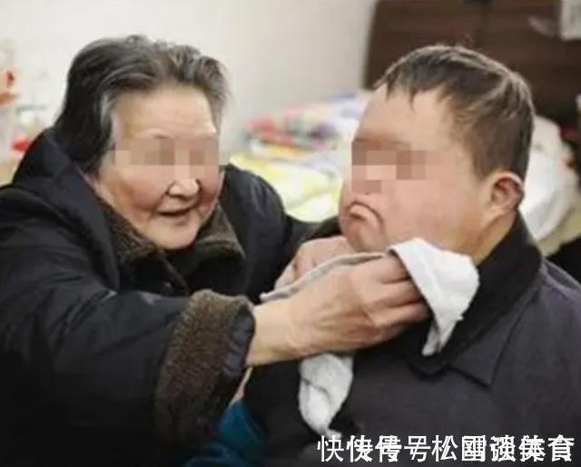 儿子|83岁老人喂46岁智力缺陷儿子60粒安眠药，老人：我养不动了，众人纷纷落泪