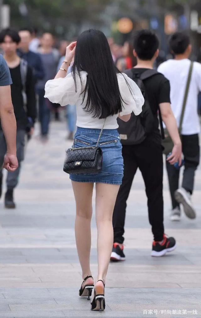 穿搭|最近“牛仔裙”火了，中年女士都在入手，时髦潮流又显气质！