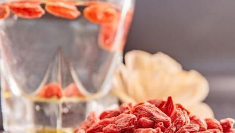 身体|睡觉前生嚼枸杞,身体会得到哪些“滋润”?但不是人人都适合