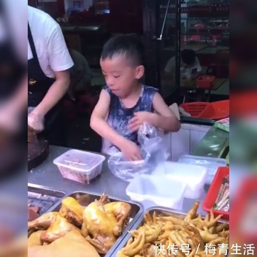 卤菜|萌娃跟着妈妈卖卤菜火了,打包动作娴熟堪比吃饭,网友来报恩的