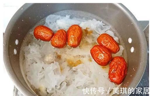 毛孔|皮肤暗沉蜡黄?补胶原蛋白很重要,常吃它,皮肤白皙紧致,毛孔小