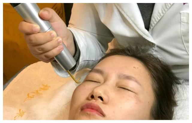 35岁女子激光祛斑遭毁容，皮肤科医生：风险太大，建议这样保守祛斑