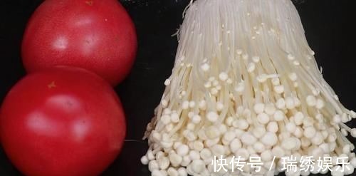 1把金针菇,2个西红柿,锅里一扔,老保姆拿手绝活,全家抢着吃