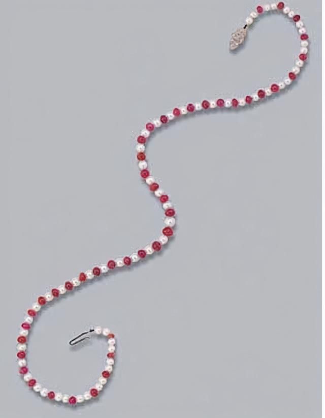 玛格丽特的那些红宝石首饰，此戒指被出售两次，是公主亲自设计的