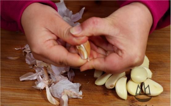今天才知道,原来剥大蒜这么简单,只需一个瓶盖,一分钟剥一大碗