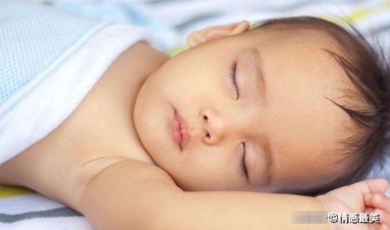 宝妈|宝宝睡觉为何喜欢“投降”姿势?可能多数宝妈不晓得,答案好暖心