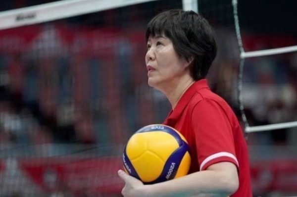 中国排协@郎平喜欢玩书法,书功不俗,很是养眼,不信你瞧瞧