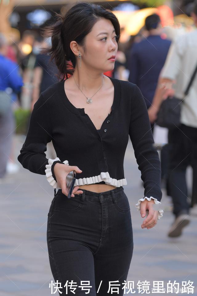 气质出众|花边短款针织衬衫搭配高腰黑色牛仔裤，精致迷人，气质出众