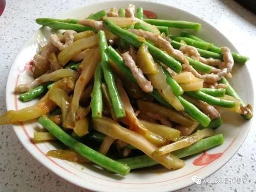  油盐不进的豇豆要怎么炒好吃，配点肉丝、榨菜给它，鲜香又美味