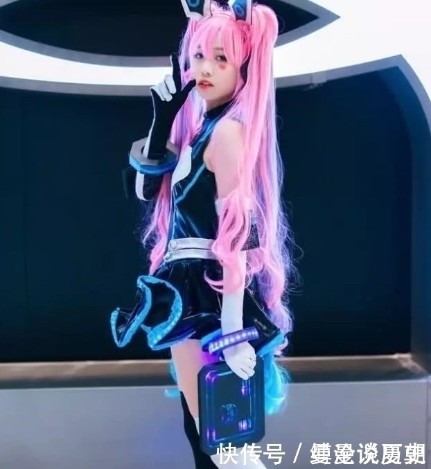 安琪拉|14岁萝莉COS安琪拉,却被“阴阳袜”抢镜:你还是个孩子啊!