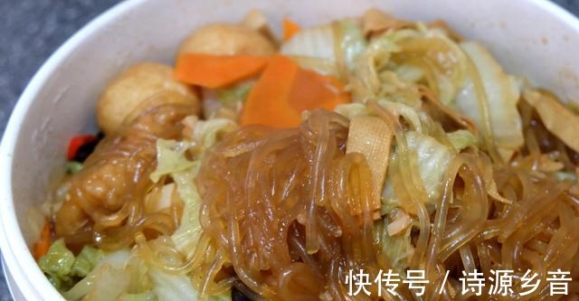 北方人爱吃一锅炖,食材丰富做法简单,自己炖一锅当午饭也不错!