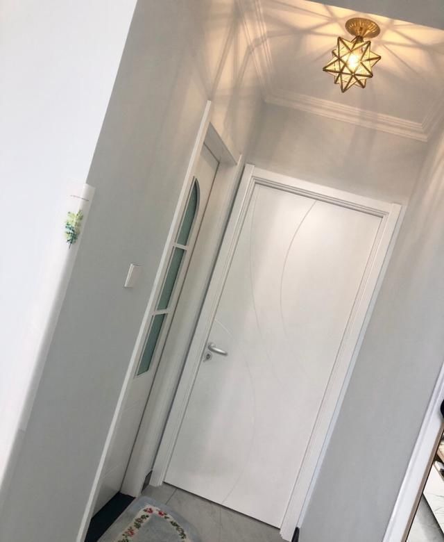 实用|她家90平新房，装修一共花费15万，电视墙很实用，进屋就被迷住