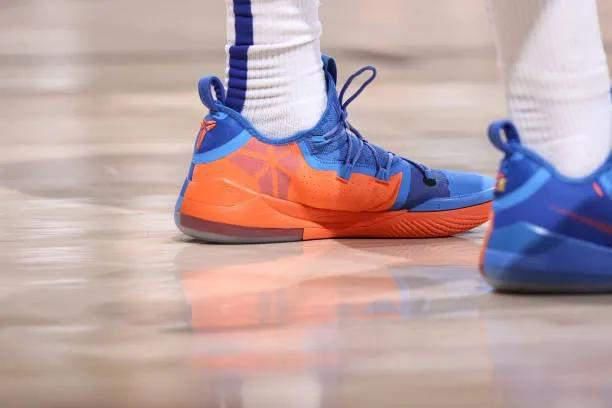 NBA球员上脚：库里8代定制版，恩比德球鞋缅怀科比
