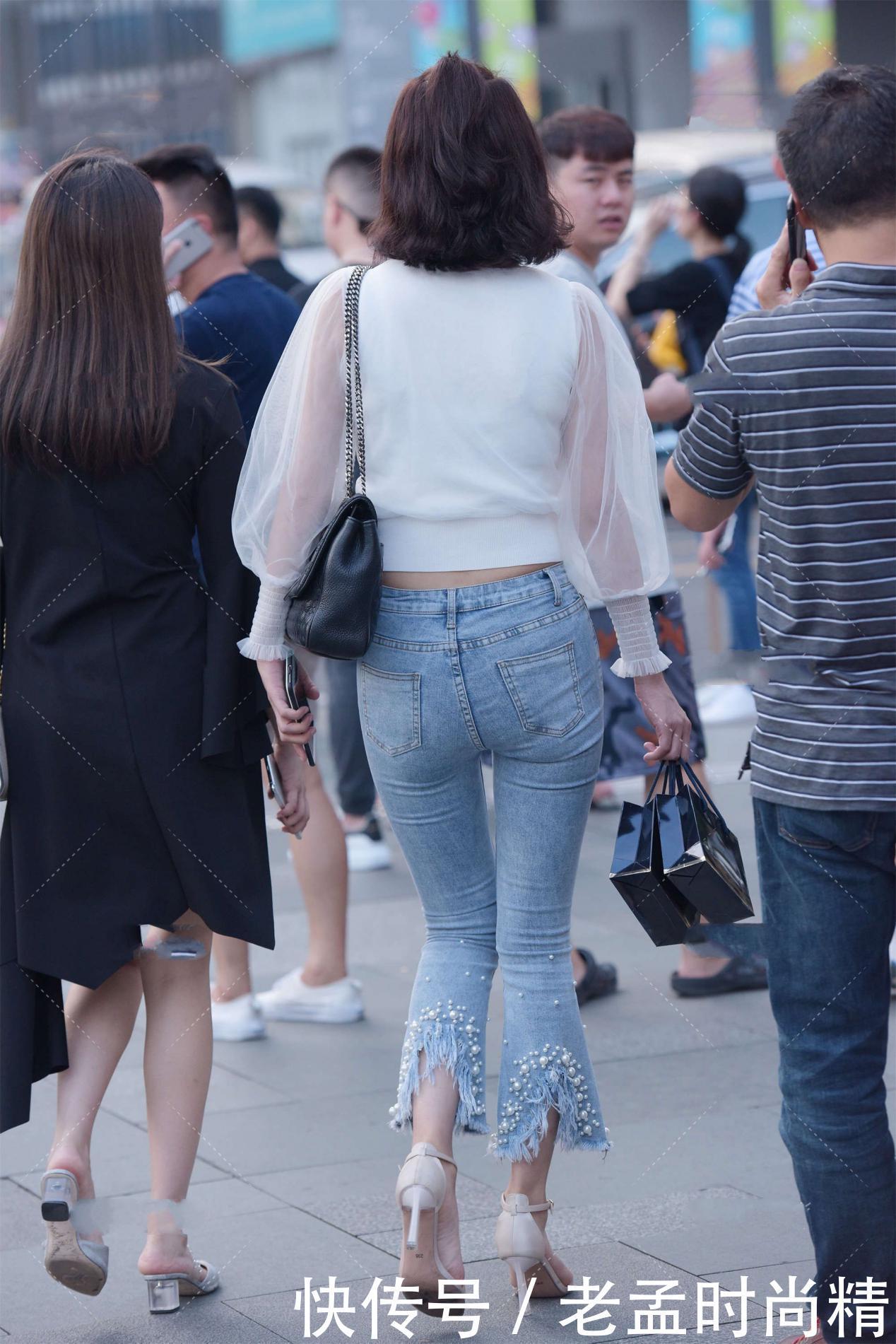 仙气|街拍:白色网纱衣服穿上很仙气, 搭配流苏设计的裤子, 看起来仙气飘飘