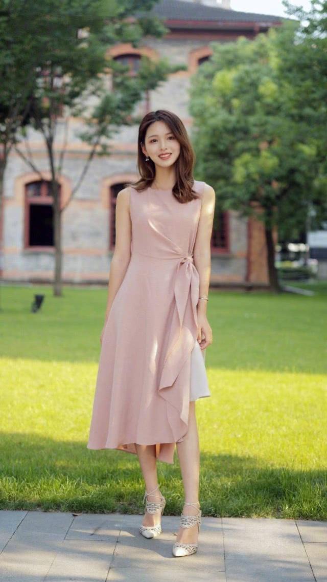 街拍:小美女身穿拼接色连衣裙,脚踩高跟鞋,绝对显时尚