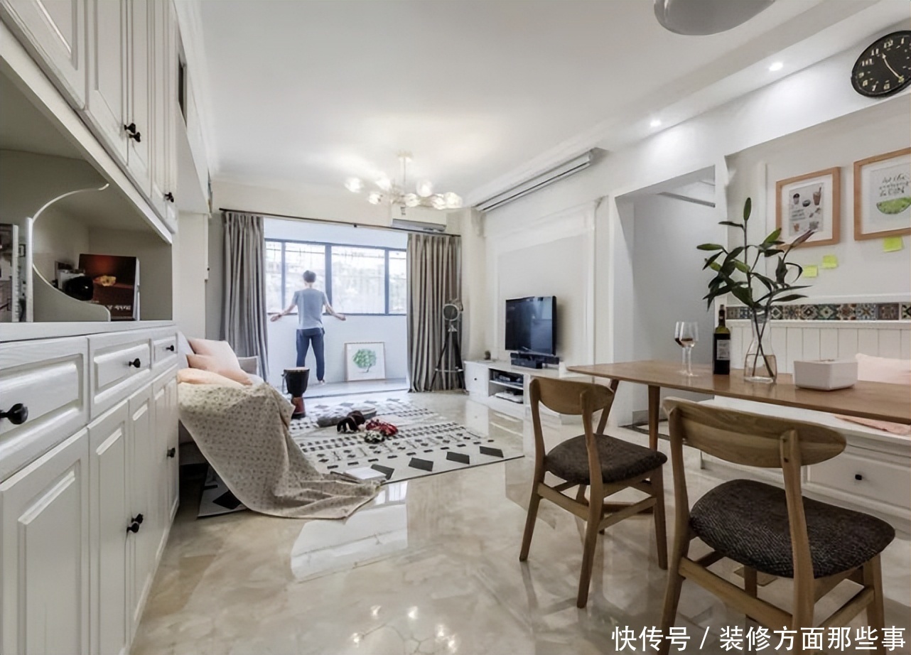 小立柜|96平北欧风三居室,玄关柜子占据整个墙面,一直延伸到客厅