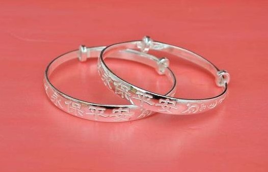 养人|银手镯可以“养人”,吸身体的“毒素”专家给出了真相,来看下