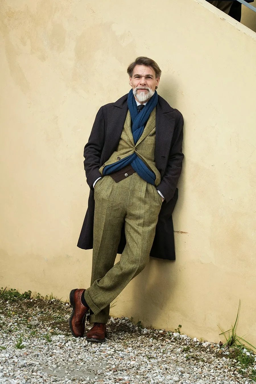 绅装博主有很多，但像 Simone Righi 这么“狂”的还真少见