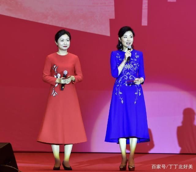 遛狗|52岁周涛去遛狗都穿这么美,印花连衣裙配鱼骨辫,显贵不止10倍