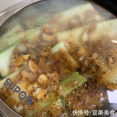 家常|人气家常下饭菜蒜蓉粉丝蒸丝瓜，一秒征服家人的胃