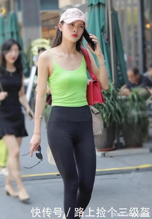 随意自然的打底裤,呈现的美感不言而喻,就看你是否喜欢选择它