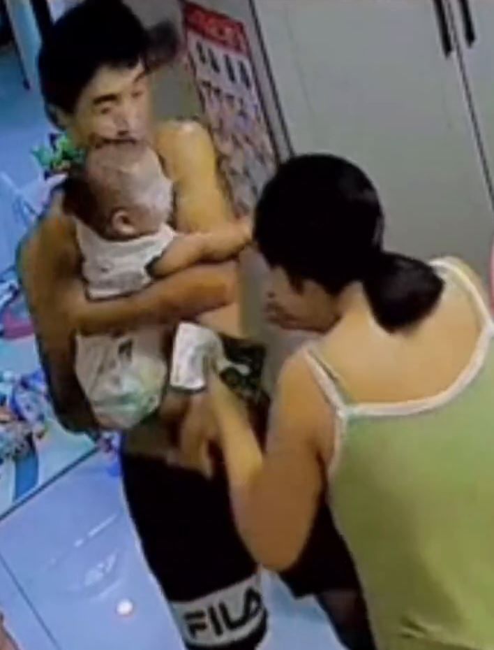 面膜|女子喝奶不小心喷爷俩一脸，网友：猝不及防的牛奶面膜！