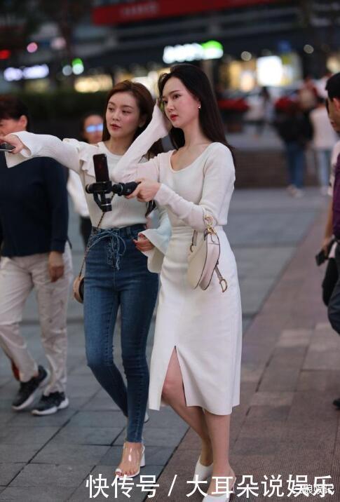 闺蜜之间的穿搭有要风格,相互衬托才能秀出各自的时尚气质