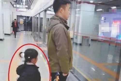 带娃|“爸爸带娃等地铁的站姿”火了,网友言传身教才是最好的教育
