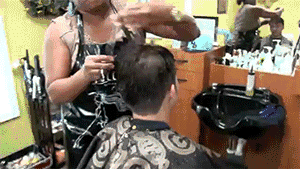 理发|剪发时必须“打薄”“打碎”吗？理发师专业解读：发型发量说了算