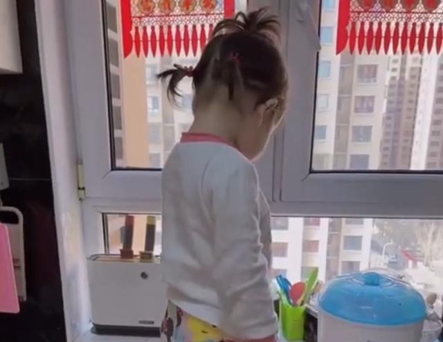 1岁半外孙女和姥姥分开12天,知道姥姥回家便蹲在厨房翘首以盼!