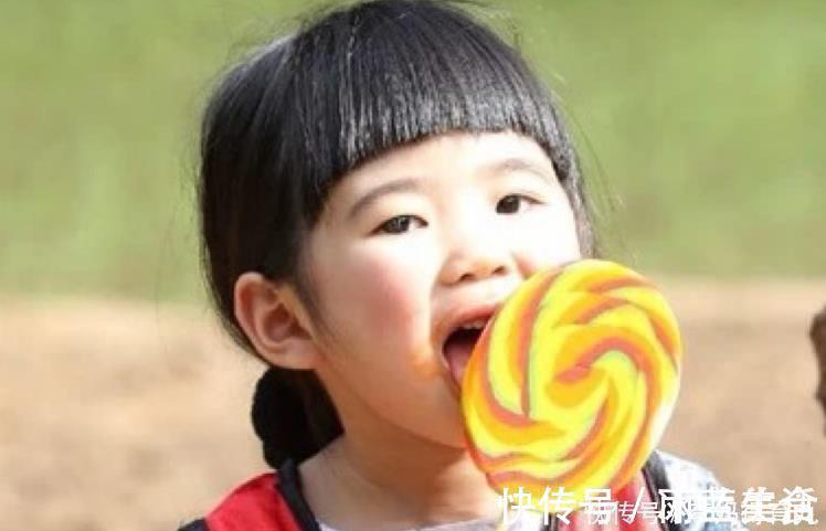 妈妈带|“贪吃宝宝”走红,菜市场偷啃猪头肉和腊肠,老板看见却笑得不行