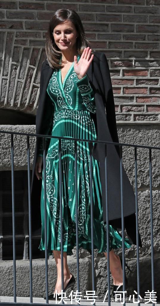被西班牙王后高级感撩到，黑大衣配绿裙显高雅女人味，太会穿了！