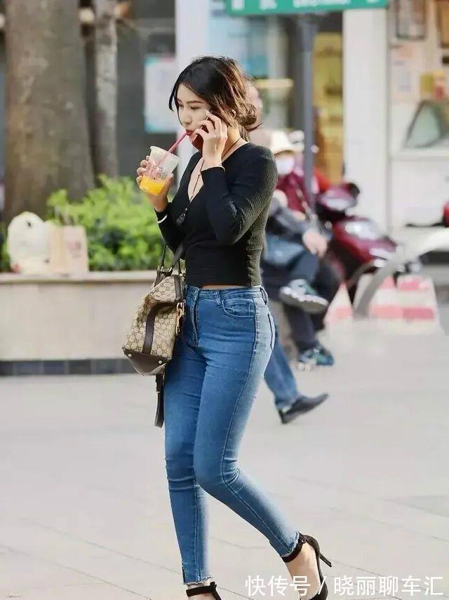 色彩 白色高领上衣搭配浅绿色打底裤，浅色系搭配，清凉时尚感超好