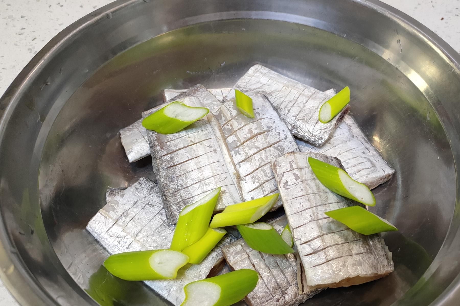 海鱼|煎带鱼，万万不要直接下锅煎，多加一步，带鱼外酥里嫩不破皮