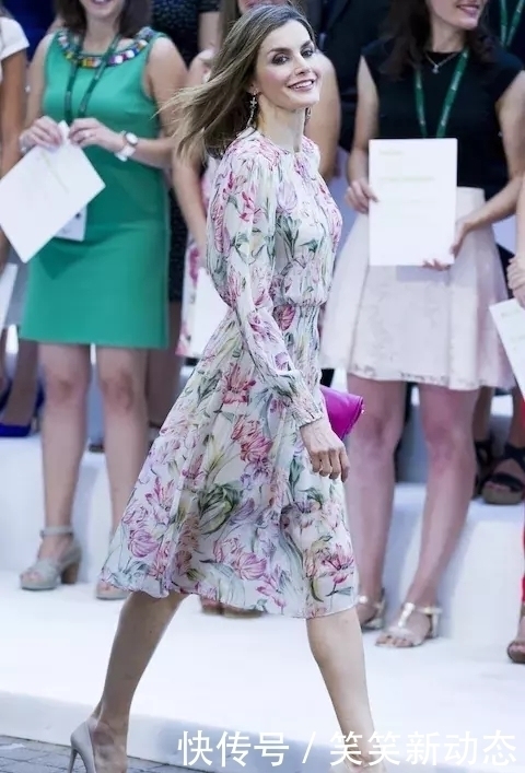 卷发|46岁西班牙王后美得惊艳!蕾丝裙少女减龄,复古卷发美到骨子里