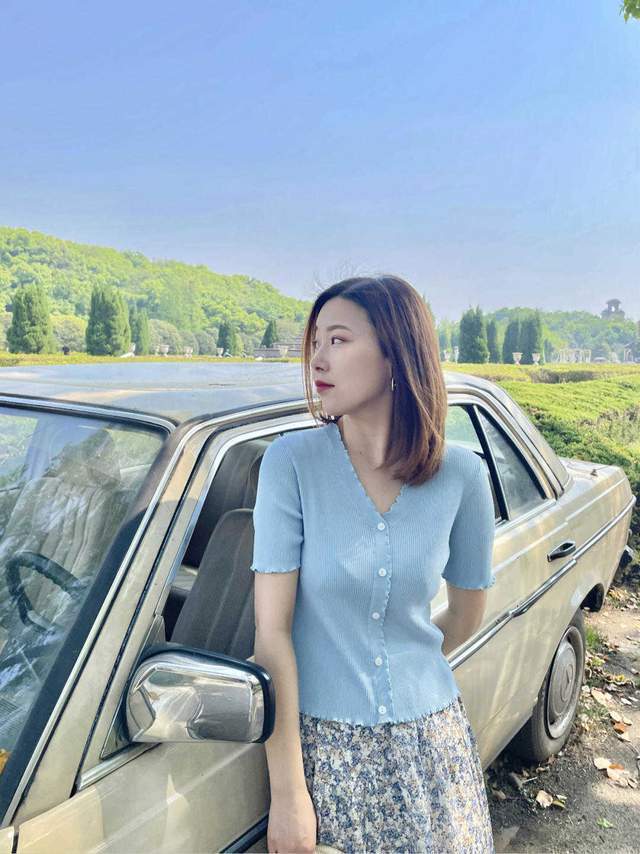 针织衫|“初恋”女友风格怎么穿？白衬衫搭配印花裙甜美俏皮，简直太美了