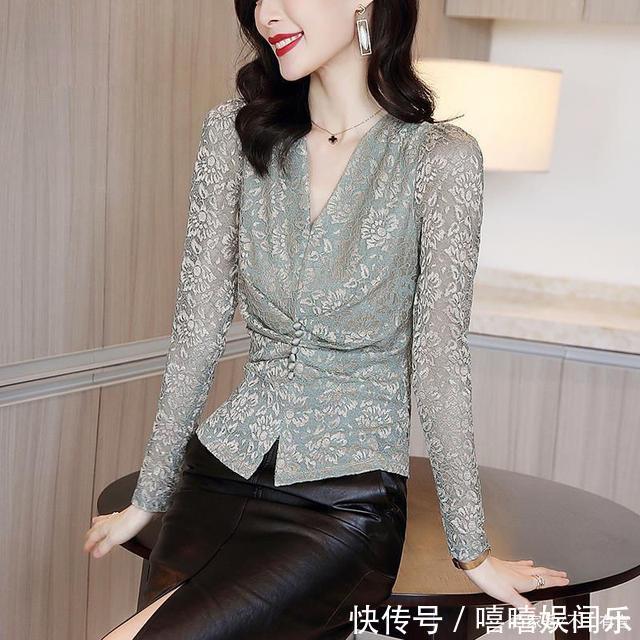 女人年龄过了40岁,建议选这“温柔衫”,搭烟管裤,做高雅的女人