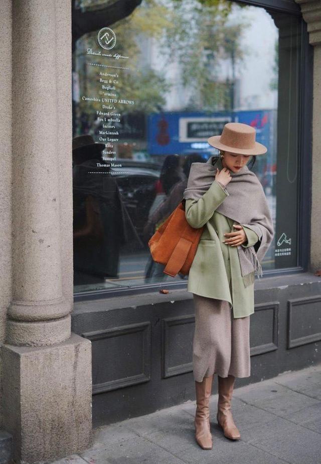 搭配|秋冬穿搭还是选择长款大衣,搭浅灰色的宽松长裙,更显优雅淑女范