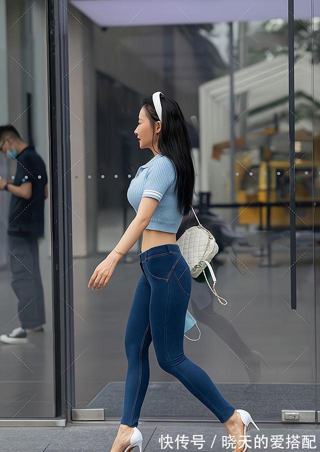 气质 美女脚上一双粉红色的尖头高跟鞋，看上去更加的显年轻