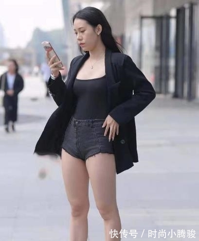 西装外套 大气穿搭，西装外套+背心+短裤，简洁利落显气质，彰显浓浓女人味
