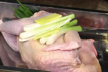 美食｜几位主持人齐齐抬竹子，难道要改行做木工？