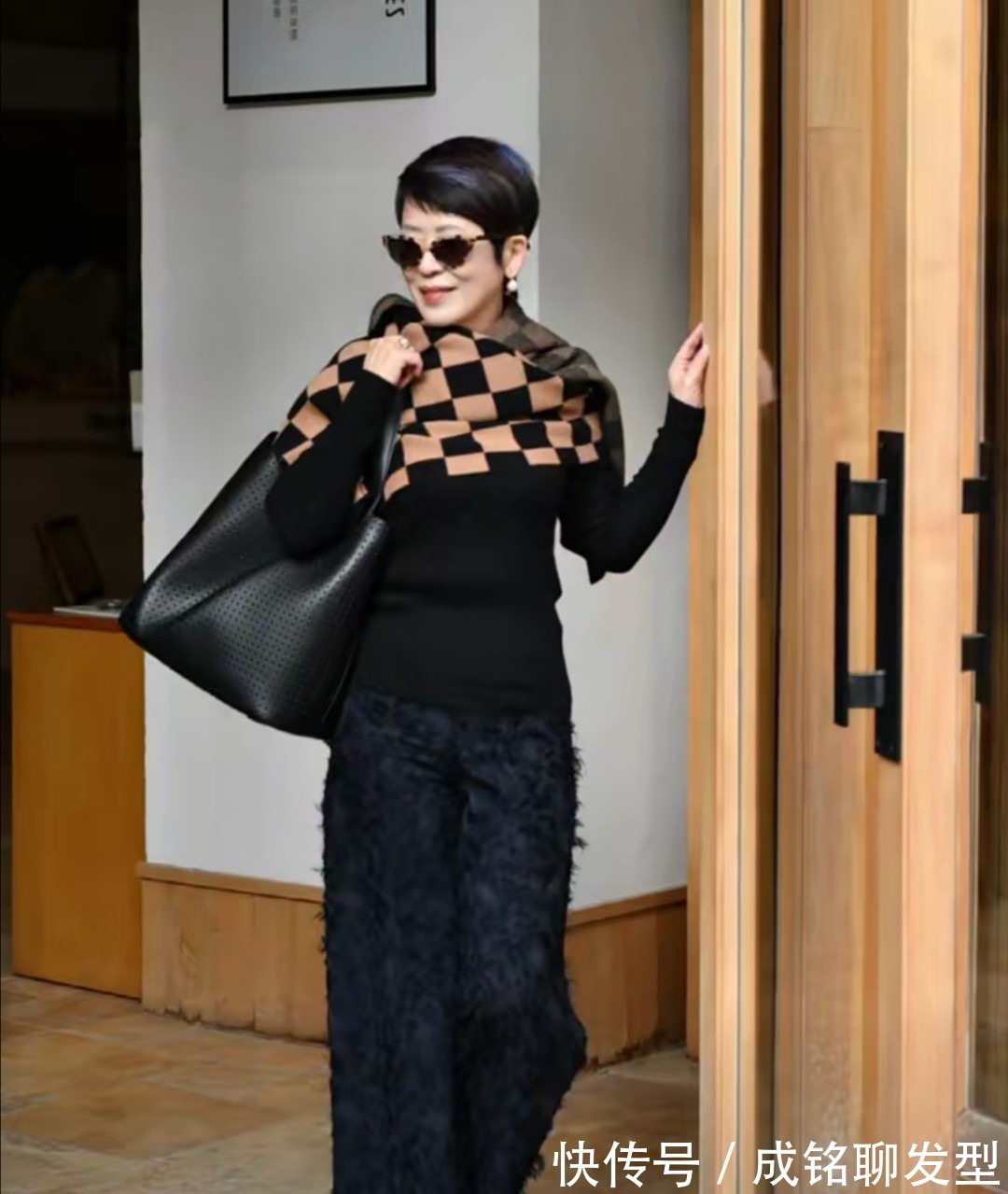 女士 奔六的女人最养眼的打扮!得体大方又有韵味,时尚减龄还有品位