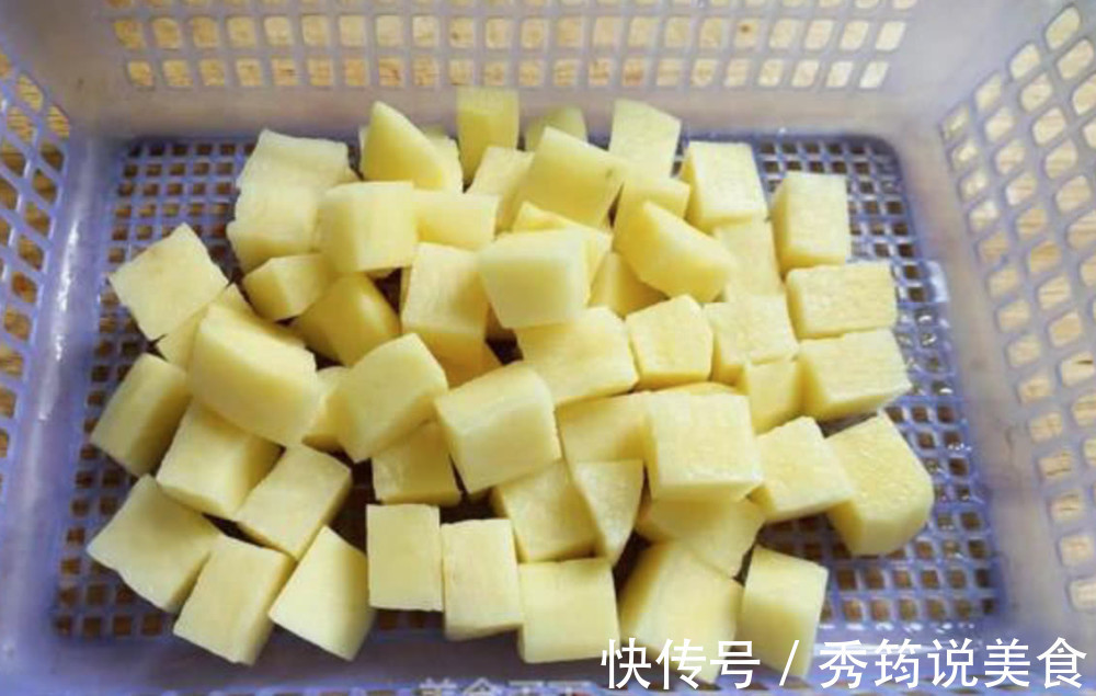 下面这种方法是土豆最好吃的一种做法，以后别只想着炒土豆丝了