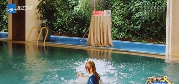 李晨在《跑男》中突然“下跪”,只为挡住镜头,来照顾身后的她