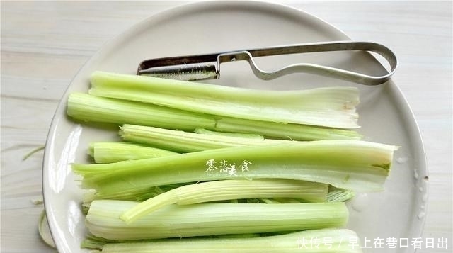 西芹别直接炒,下锅之前多做一步,口感细嫩幼滑,不输大饭店!