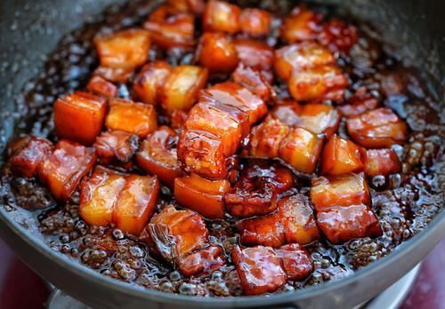 炒糖色时,糖一定不能直接下油锅!做错这一步,肉又苦又硬,难吃