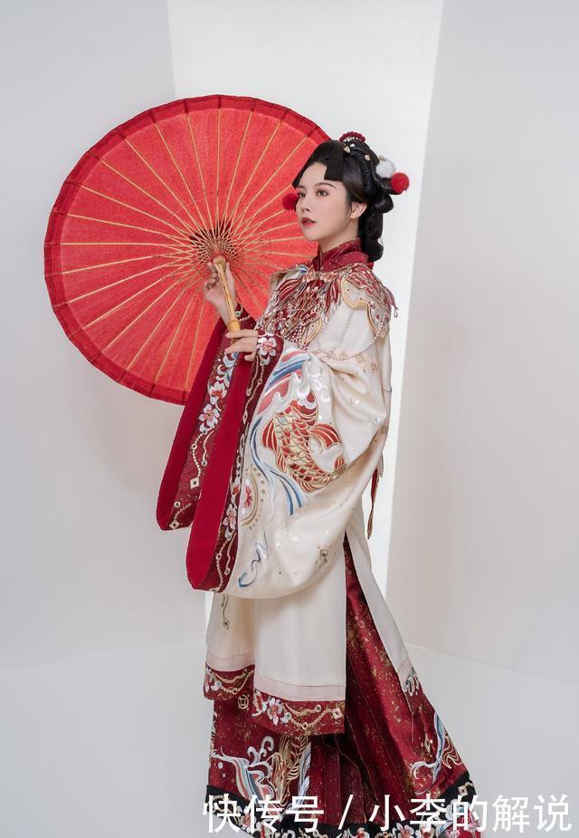 悬崖上的金鱼公主|这件汉服很特别,像是“戏服”,萌新很喜欢,资深同袍却很抵触